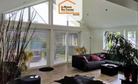 Intérieur lumineux avec brise-soleil orientables dans une maison rénovée à Thyez en Haute-Savoie