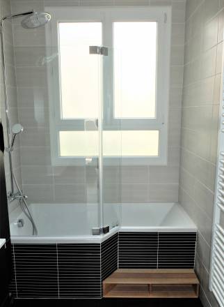 Salle de bains noire et blanche dans une maison de l’ouest lyonnais