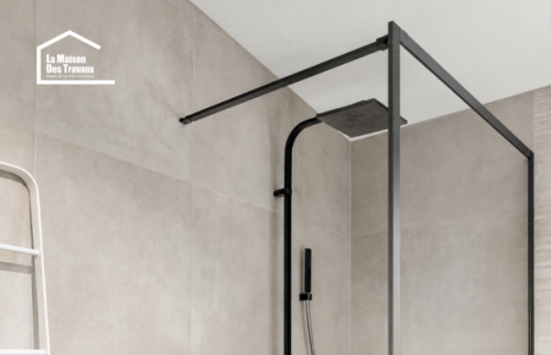Douche à l’italienne avec paroi vitrée et colonne noire, rénovation de salle de bain à Casteljaloux.