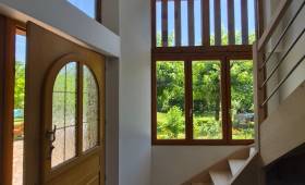 Escalier sur mesure dans une entrée à Vinay