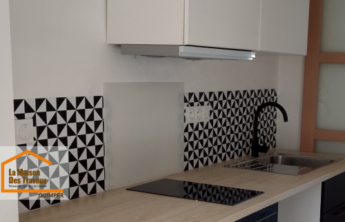 Rénovation de cuisine près de Quimper avec électroménager intégré, plan de travail facile d’entretien et finitions durables adaptées à la location.