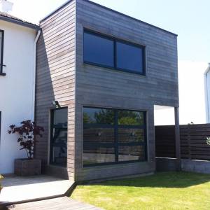 Extension en bois d'une maison traditionnelle, Bretagne - Bardage en lame de bois naturel 