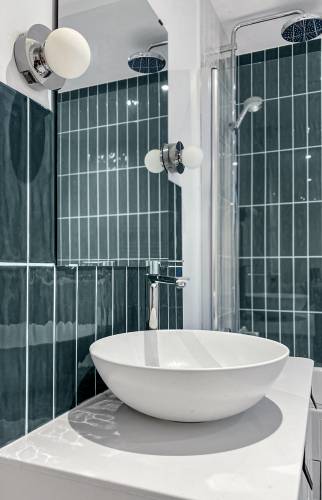 Design contemporain et pratique pour une salle de bain rénovée à Paris 16