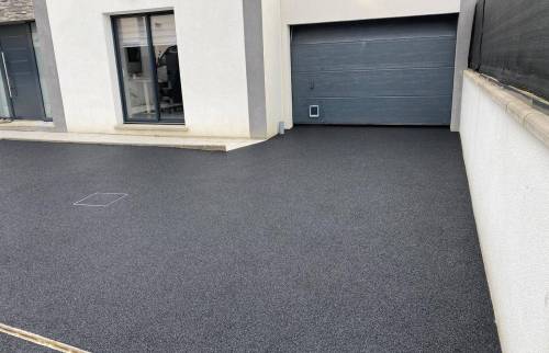 Allée de garage et arrière de maison en résine granulats quartz à Cergy-Pontoise (95000)