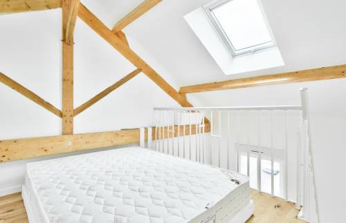 chambre parentale d'un pavillon surélevé