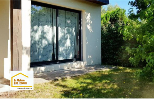 Nouvelle baie coulissante en aluminium noir installée près de Venelles pour améliorer la luminosité, l’isolation et le confort de la maison.