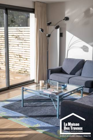 Coin repas et salon ouverts, pensés pour la convivialité familiale