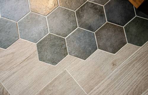 Carrelage hexagonal et lames carrelées effet bois