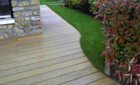 Terrasse en bois terminé et aménagement paysager - La Maison des Travaux Paris 17