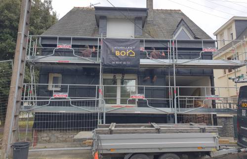 Travaux d’isolation thermique par l'extérieur (ITE) en cours à Chantepie