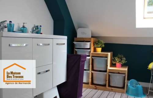 Une salle d’eau pensée pour les plus petits : design malin et rangements accessibles dans des combles bien aménagés.