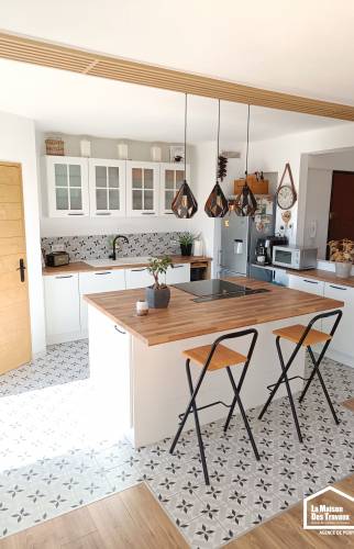 Création d'une ouverture partielle sur le mur porteur pour donner plus de profondeur