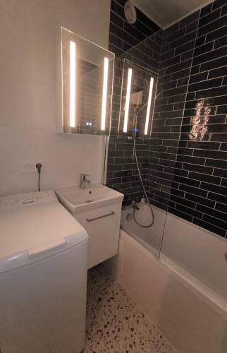  avoriaz-74110-renovation-appartement-salle-de-bain-vasque-miroir-led-baignoire