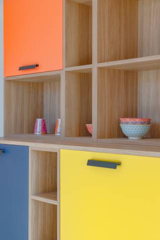 Cuisine aux couleurs vives : détail du meuble de rangement