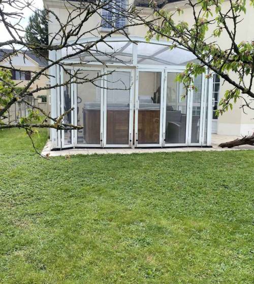 Abri de piscine et spa à Bussy Saint Georges (77)