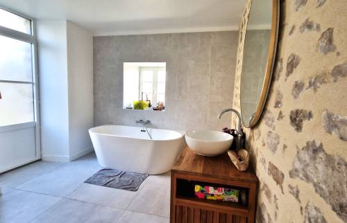 Salle de bain en pierres à Noisy sur Ecoles