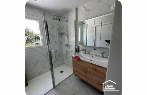 Douche à l'italienne avec double vasque 