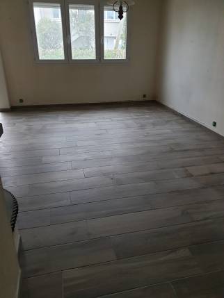 Pose de carrelage imitation parquet dans une maison rénovée - Tourcoing 59