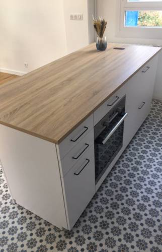 Cuisine neuve avec îlot central et revêtement de sol en carreaux de ciment - Nantes 44