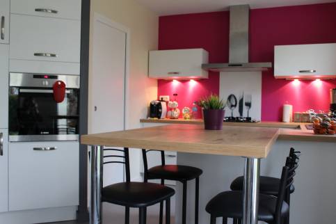 La cuisine blanche moderne avec coin repas 