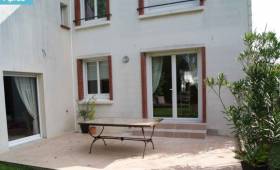 Terrasse habillée de carrelage grès cérame 