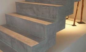 Escalier finalisé béton ciré et ouverture éclairée
