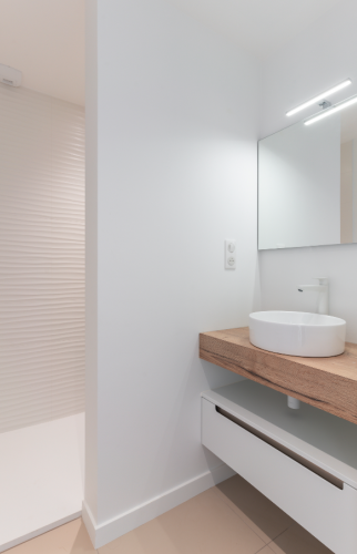 Salle de bain dans les tons clairs rénovée à Vertou