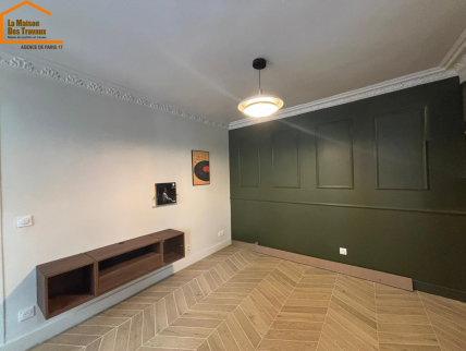 Salon avec cimaises et mur vert, rénovation Paris 17e