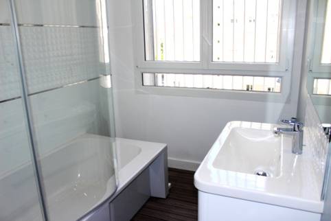 Salle de bain rénovée avec baignoire et meuble vasque - Montauban 82