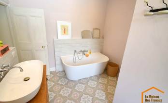 pose d'une baignoire dans une salle de bains