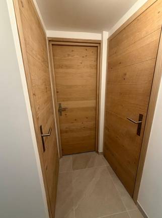 renovation-entree-appartement-portes-bois-Morzine