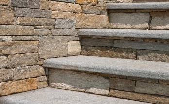 Escalier pierres naturelles