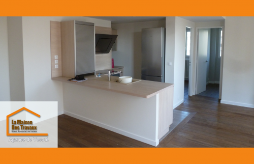 Une vue d’ensemble sur un espace repensé, lumineux et accueillant.