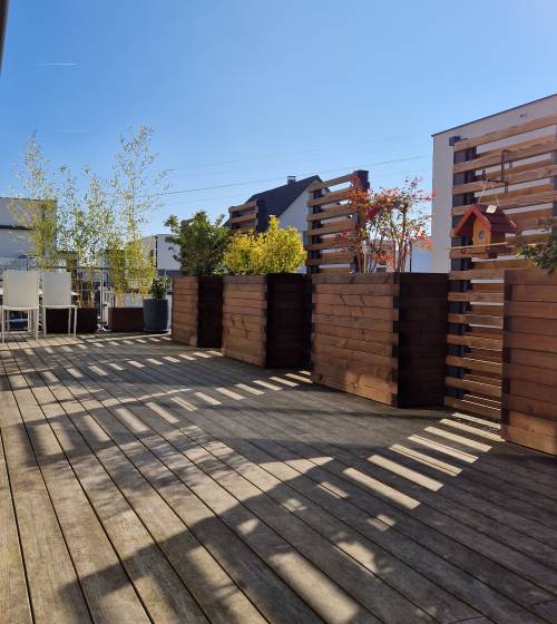 Terrasse bois, brises vues et bac à fleurs à Rixheim