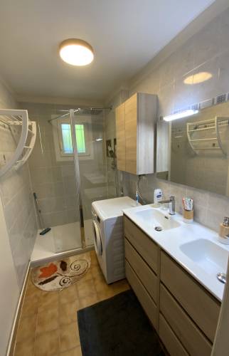 Salle de bain design et accessible La Maison Des Travaux Ales