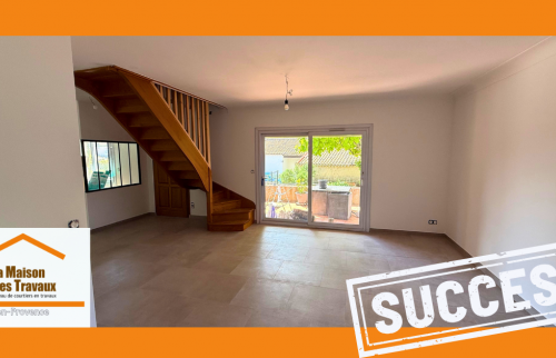 Salon lumineux ouvert sur la terrasse à Éguilles, rénovation moderne signée La Maison Des Travaux.