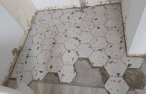Pose de carreaux hexagonaux dans l'espace cuisine