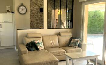 Verrière contemporaine pour créer un sas d'entrée, maison située à Curis au Mont D'or (69250)