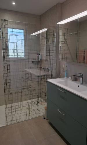 Salle de bain rénovée avec paroi de douche sérigraphiée - Meximieux 01800