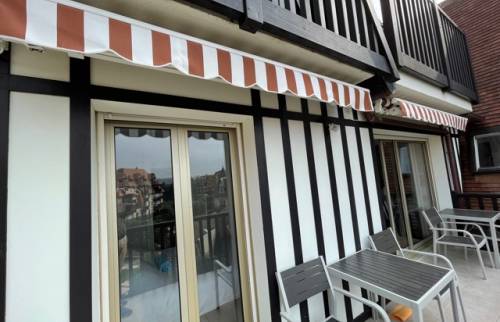 Le séjour donne sur une terrasse