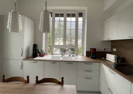 Un plan de travail en imitation chêne foncé : chaleur et authenticité