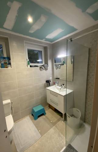 Salle de bain rénovée moderne La Maison Des Travaux Alès