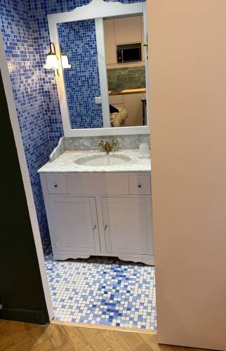 Salle de bain rénovée avec finitions contemporaines et rangements intégrés à paris 