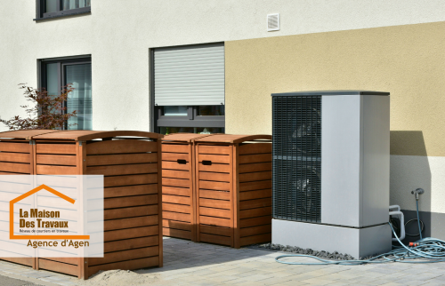 Mise en valeur de la pompe à chaleur avec cache technique en bois sur mesure, pour un extérieur harmonieux et soigné à Bon-Encontre.