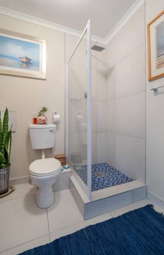 Rénovation d'appartement étape rénovation salle d'eau avec receveur surélevé et dallage murs sol grès cérame - Cergy Pontoise - 95000 -