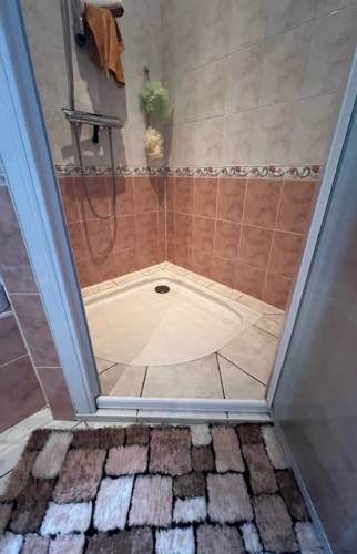 Vue du sol ancienne douche