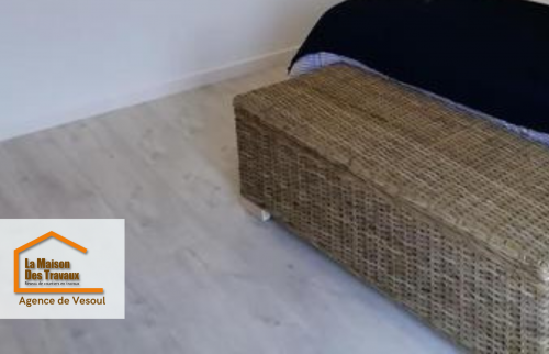 Vue d’ensemble d’une chambre modernisée, avec des murs lisses et lumineux grâce à une préparation minutieuse.