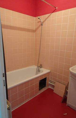 Baignoire et local salle de bain avant rénovation en salle d'eau à Pontoise (95300)