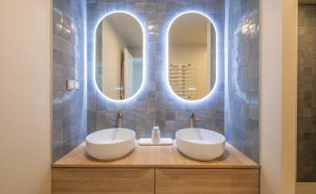 Éclairage LED moderne pour des miroirs ovales