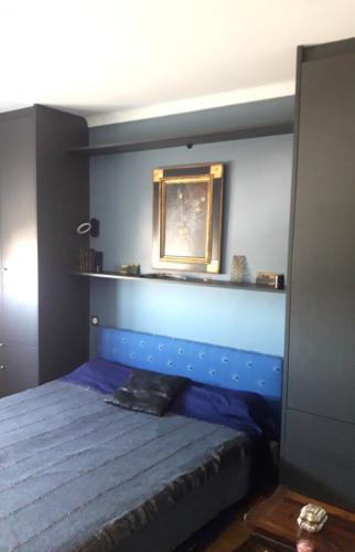 Chambre avec rangements en tête de lit